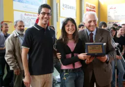 Nicole Zini riceve il premio Romagna dal senatore Giuseppe Fassino